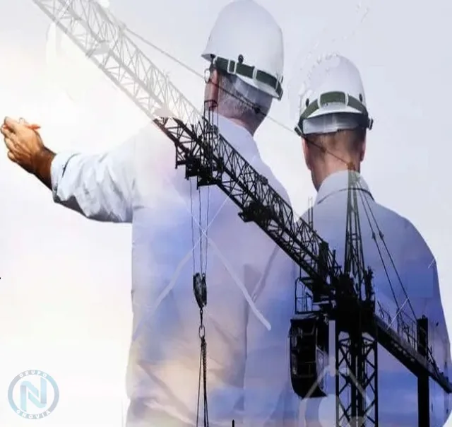 Técnicos especializados trabajando en una fachada de vidrio