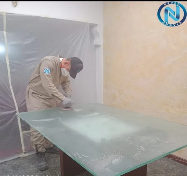 Proceso de restauración de una mesa de vidrio