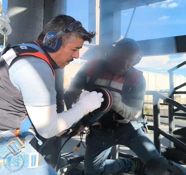 Técnico de Grupo GNOVIA realizando una restauración sobre vidrio